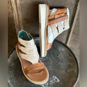 Roan by Bedstu Carlita II Tan Bone NWT